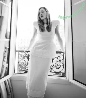Phoebe Tonkin / phoebejtonkin nude photo #0485