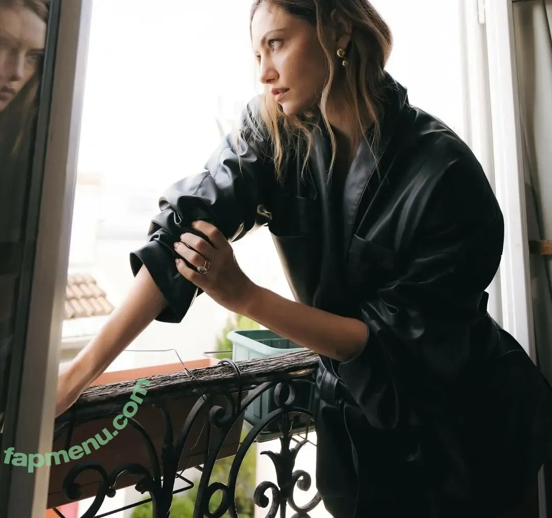 Phoebe Tonkin nude photo #0470 (phoebejtonkin)