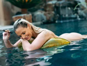 Phoenix Marie / phoenixmarie / phxsquaron / pmarizzle nude photo #1069