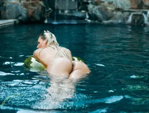 Phoenix Marie / phoenixmarie / phxsquaron / pmarizzle nude photo #1070