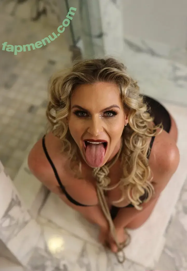 Phoenix Marie nude photo #1029 (phoenixmarie / phxsquaron / pmarizzle)