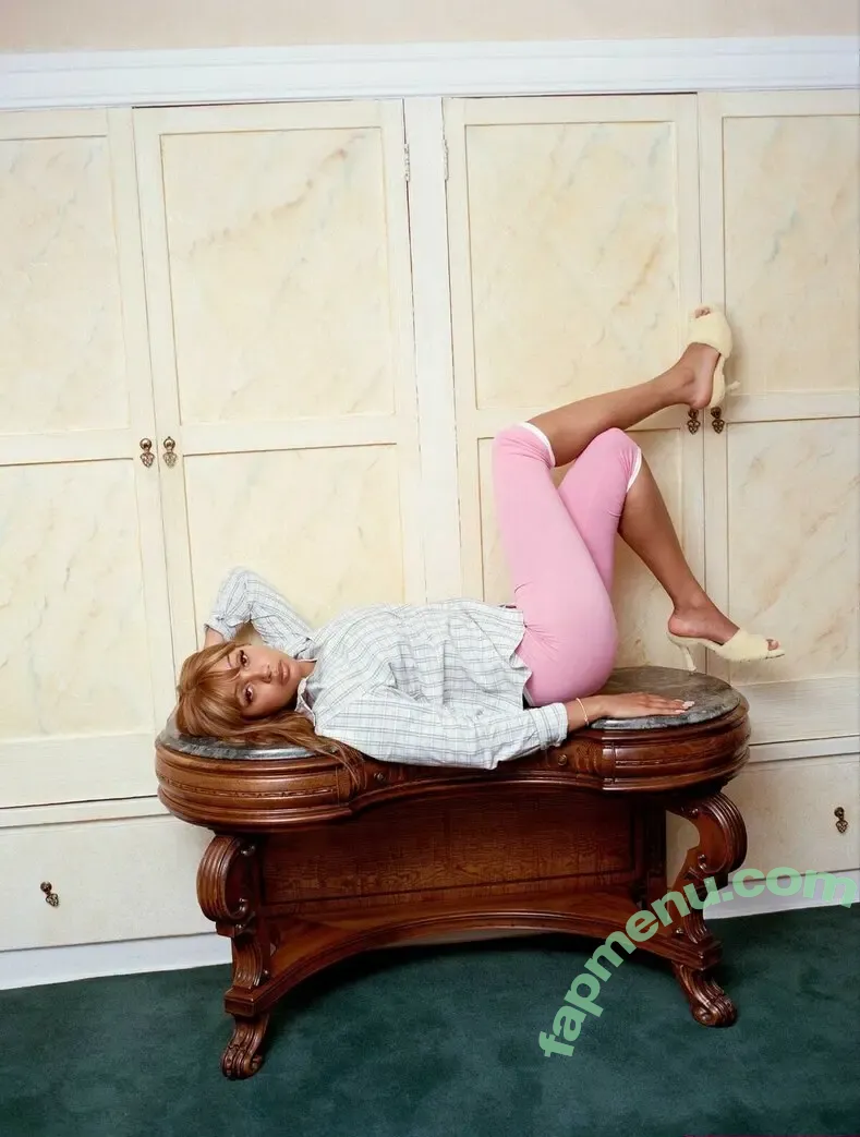 PinkPantheress nude photo #0195 (aloe_vera / pinkpantheress2)