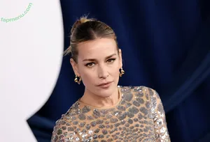 Piper Perabo / piperperabo nude photo #0054