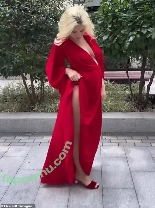 Pixie Lott nude photo #0161 (pixielott)