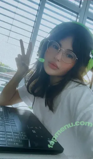 playnofuckinggames / maryjanestillhere / xx.kittenflowers.xx nude photo #0115