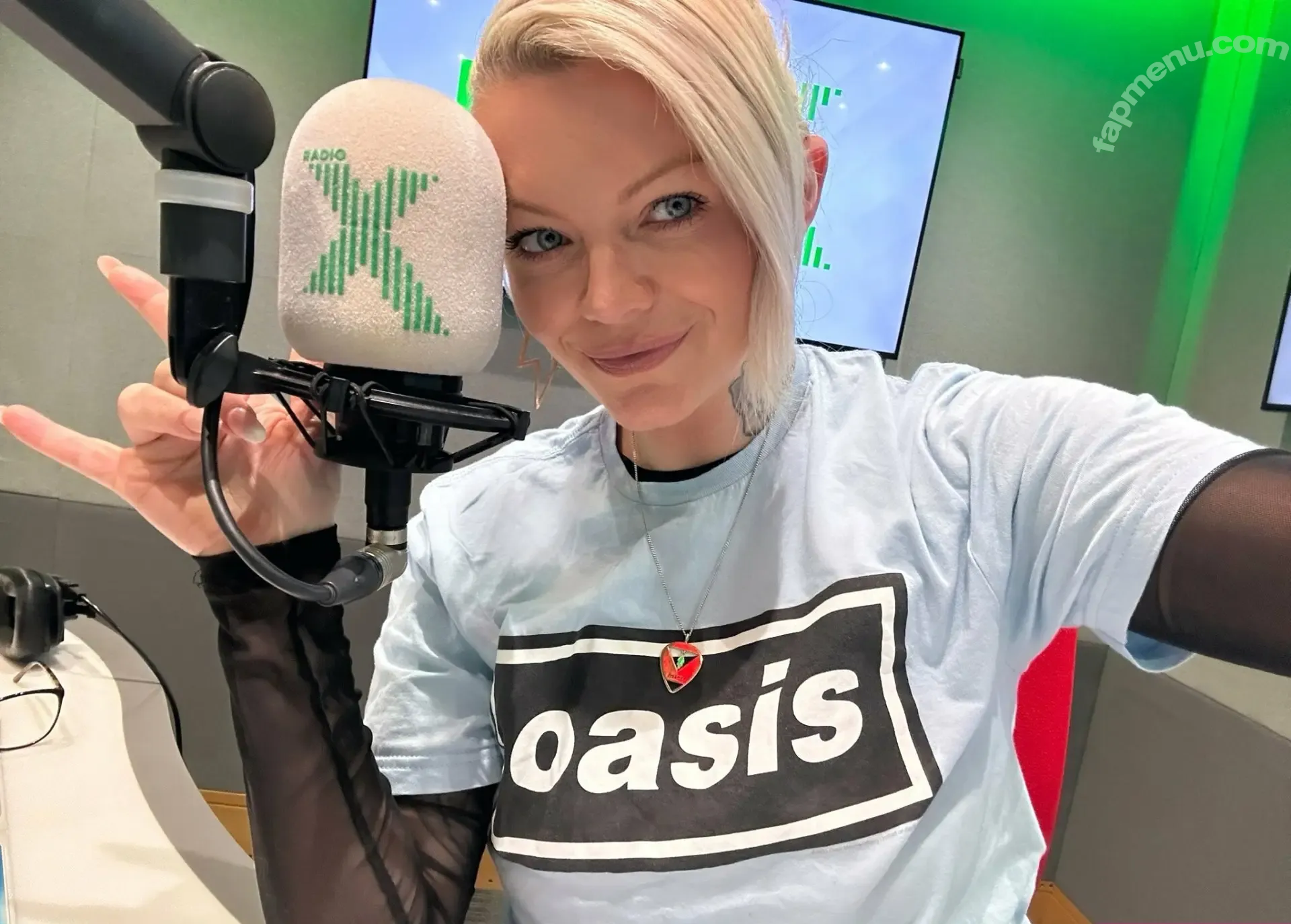 Polly James nude photo #0019 (Darts / pollyjames)