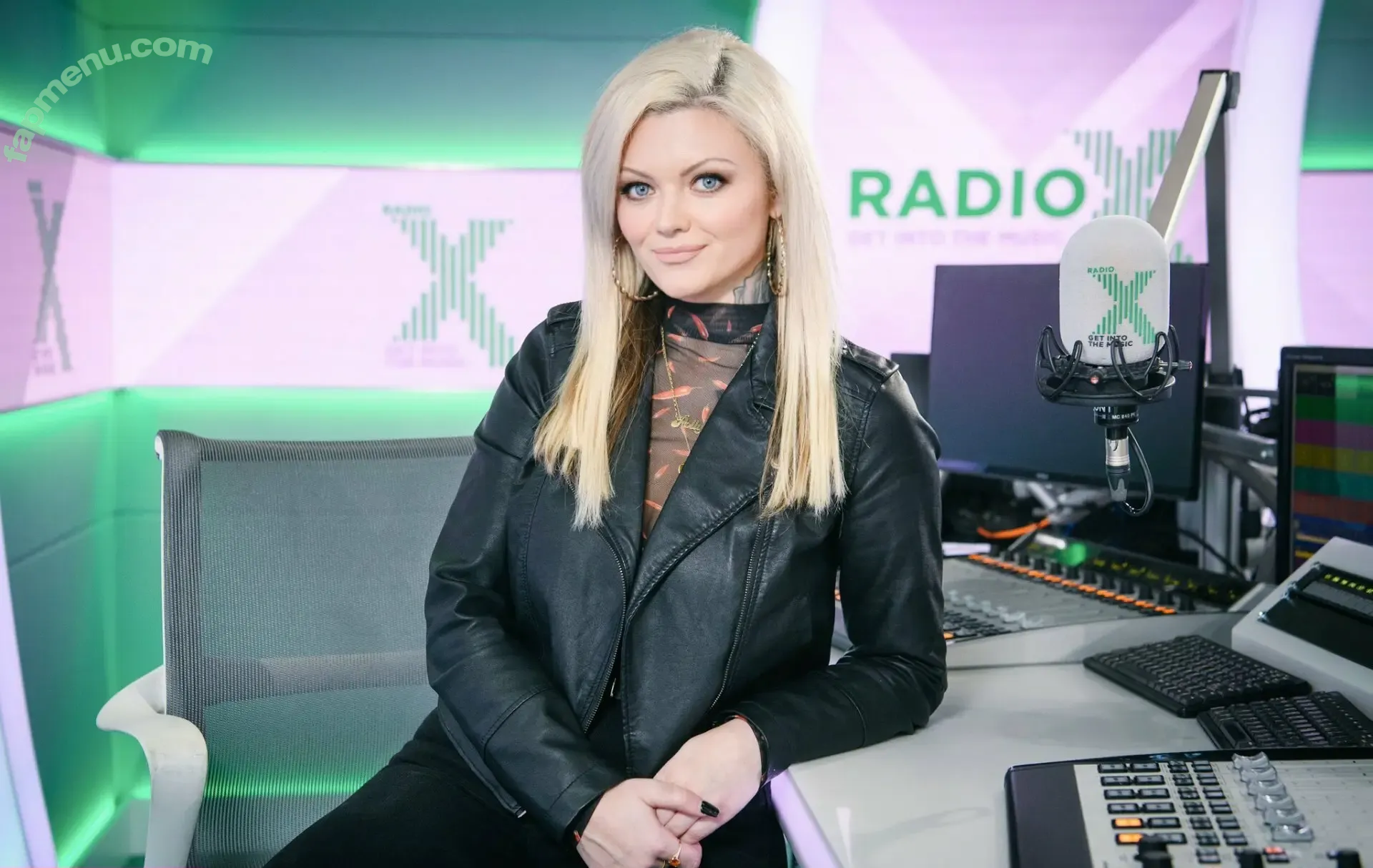 Polly James nude photo #0020 (Darts / pollyjames)