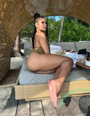 prettyfeetgurlxo / herfeetonfleek_ / itslozxo nude photo #0003