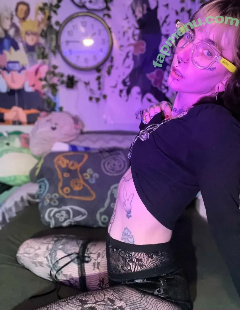 prettylittlefreak13 nude photo #0625 (pre.ttylil13)