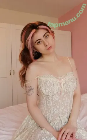 princessdaniela / Lara London / Teens React / heyimdanielasup nude photo #0016