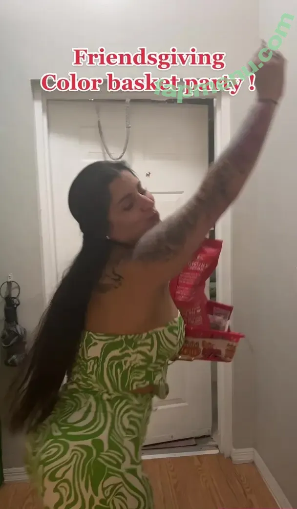 Queenmelmel_ nude photo #0002 (Queenmelmel_)