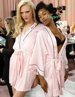 Quenlin Blackwell / quenblackwell nude photo #0288