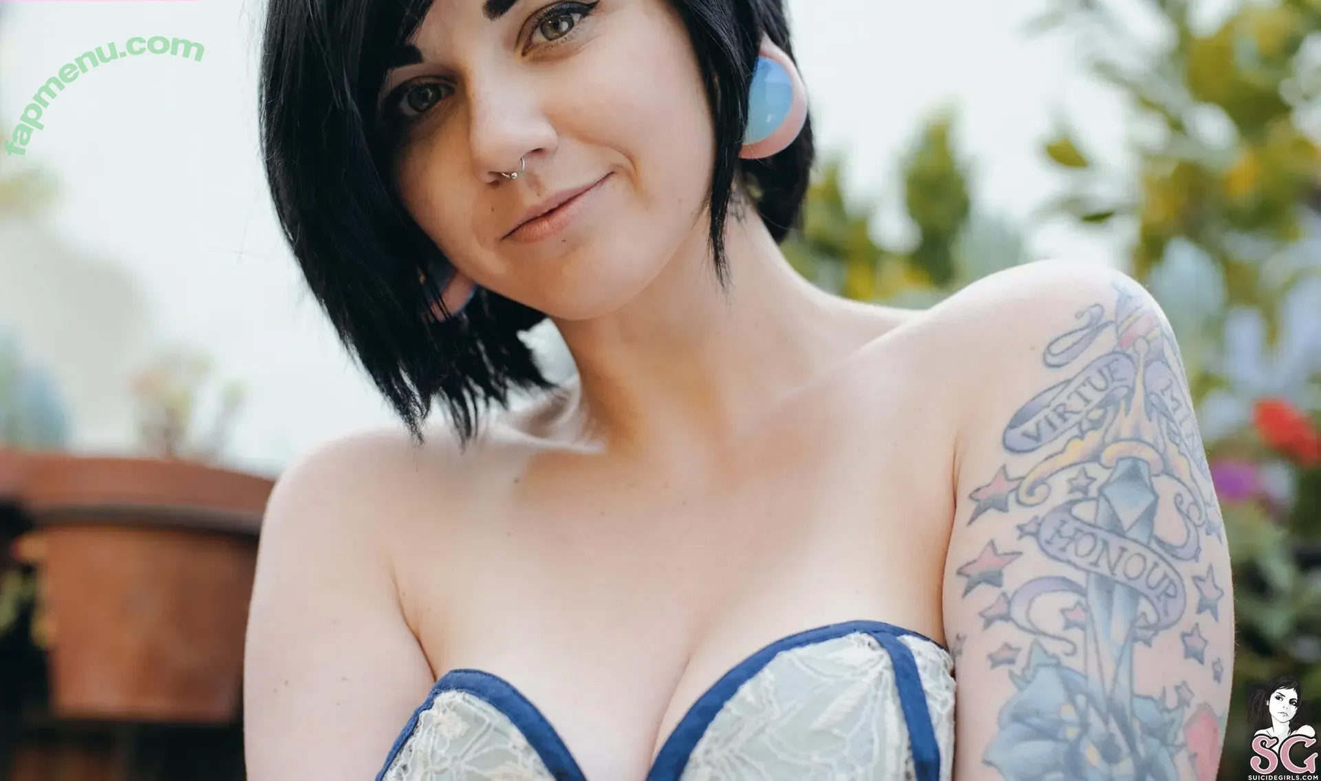Quinne nude photo #0625 (quin.night / quinne_germain)