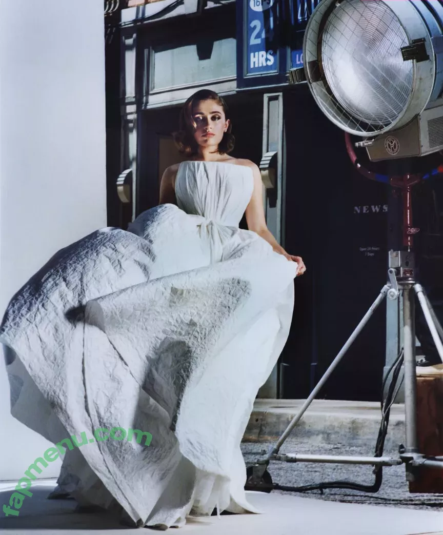 Rachel Anne Sennott nude photo #0435 (treaclychild)