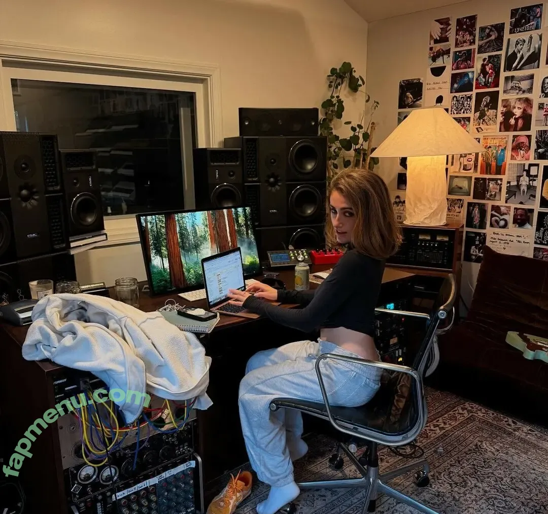 Rachel Anne Sennott nude photo #0859 (treaclychild)