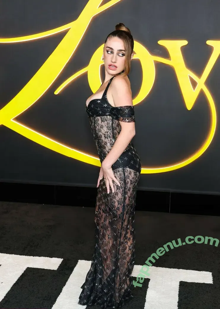 Rachel Anne Sennott nude photo #0901 (treaclychild)