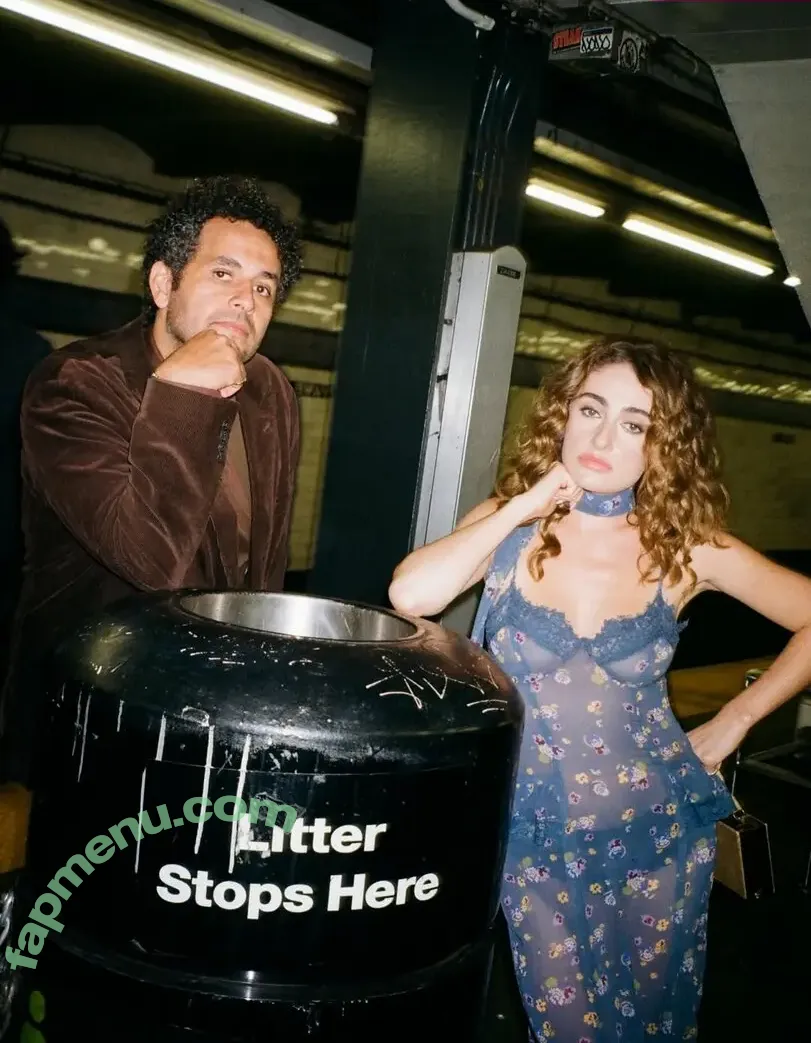 Rachel Anne Sennott nude photo #1032 (treaclychild)