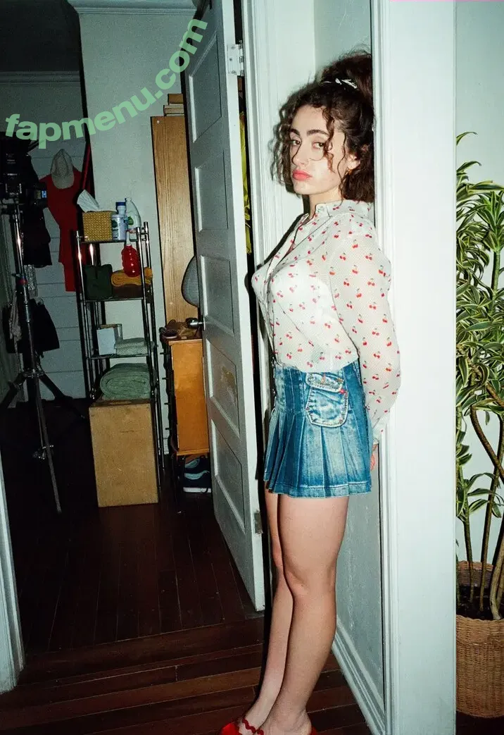 Rachel Anne Sennott nude photo #1048 (treaclychild)