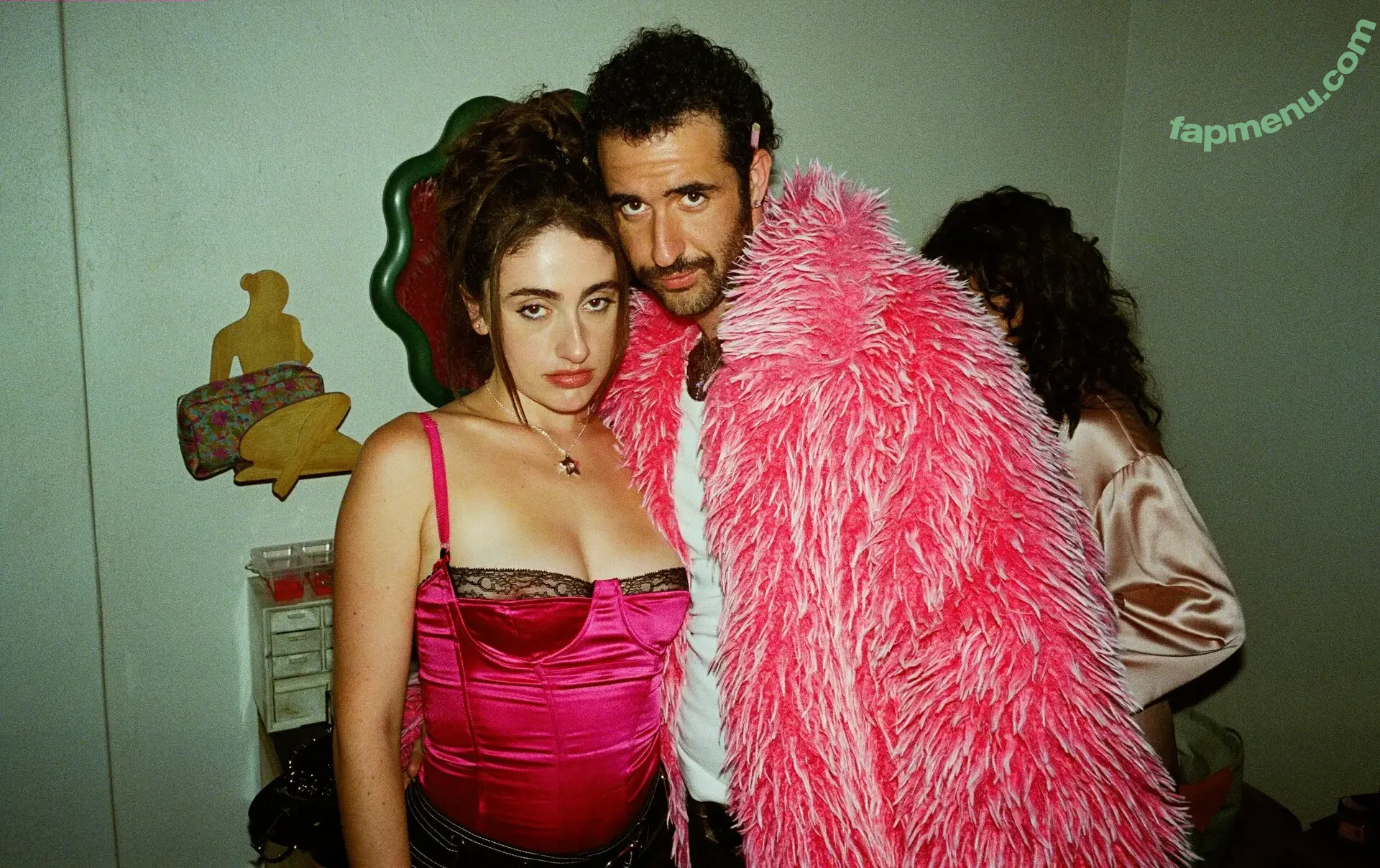 Rachel Anne Sennott nude photo #1050 (treaclychild)