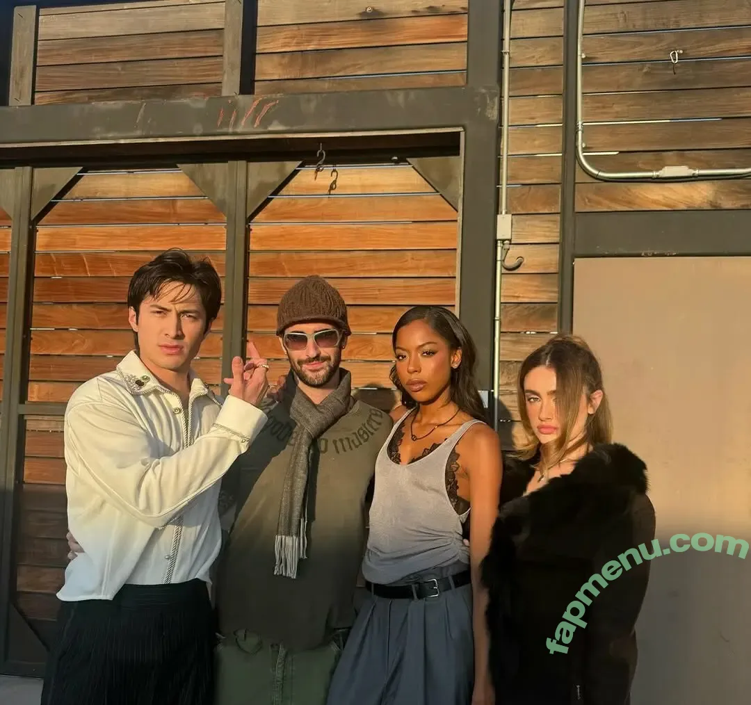 Rachel Anne Sennott nude photo #1117 (treaclychild)