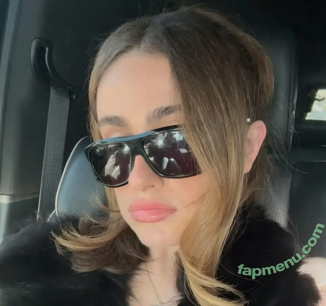 Rachel Anne Sennott nude photo #1119 (treaclychild)