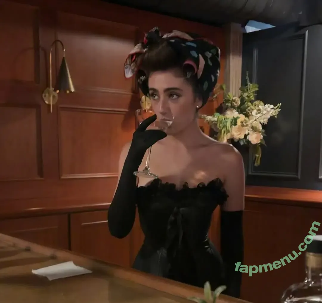 Rachel Anne Sennott nude photo #1120 (treaclychild)