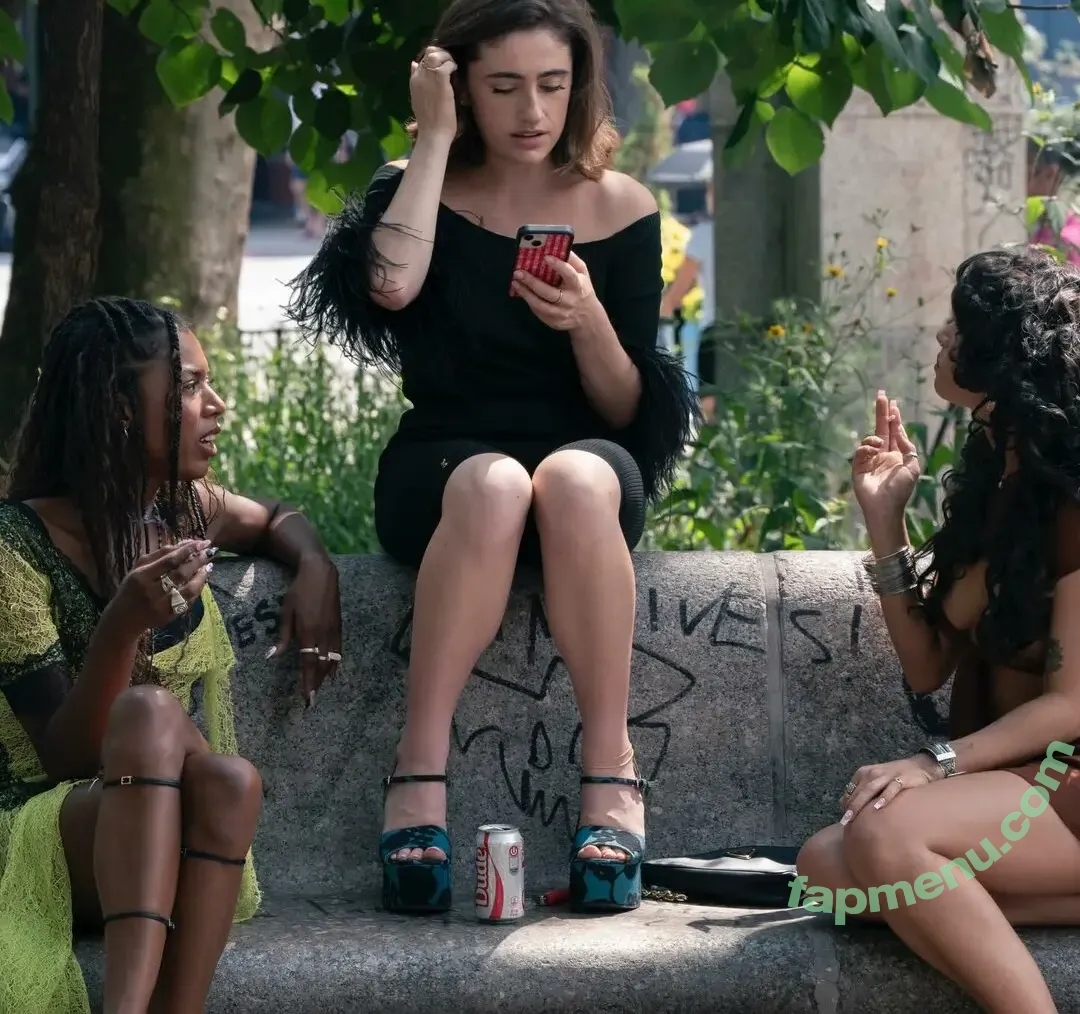 Rachel Anne Sennott nude photo #1127 (treaclychild)