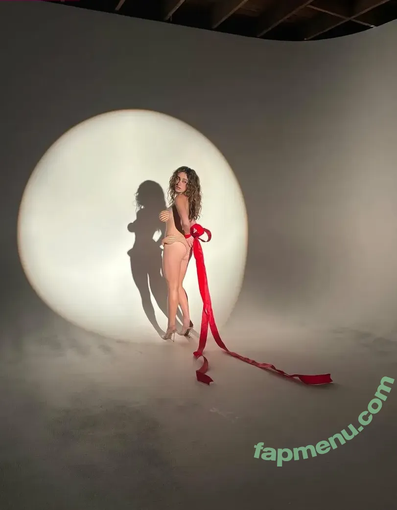 Rachel Anne Sennott nude photo #1143 (treaclychild)