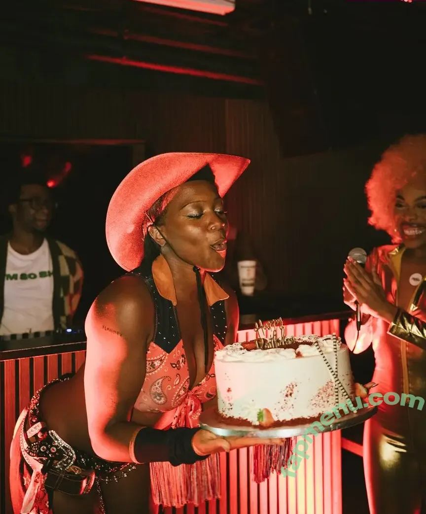 Rachel Chinouriri nude photo #0086 (rachelchinouriri)