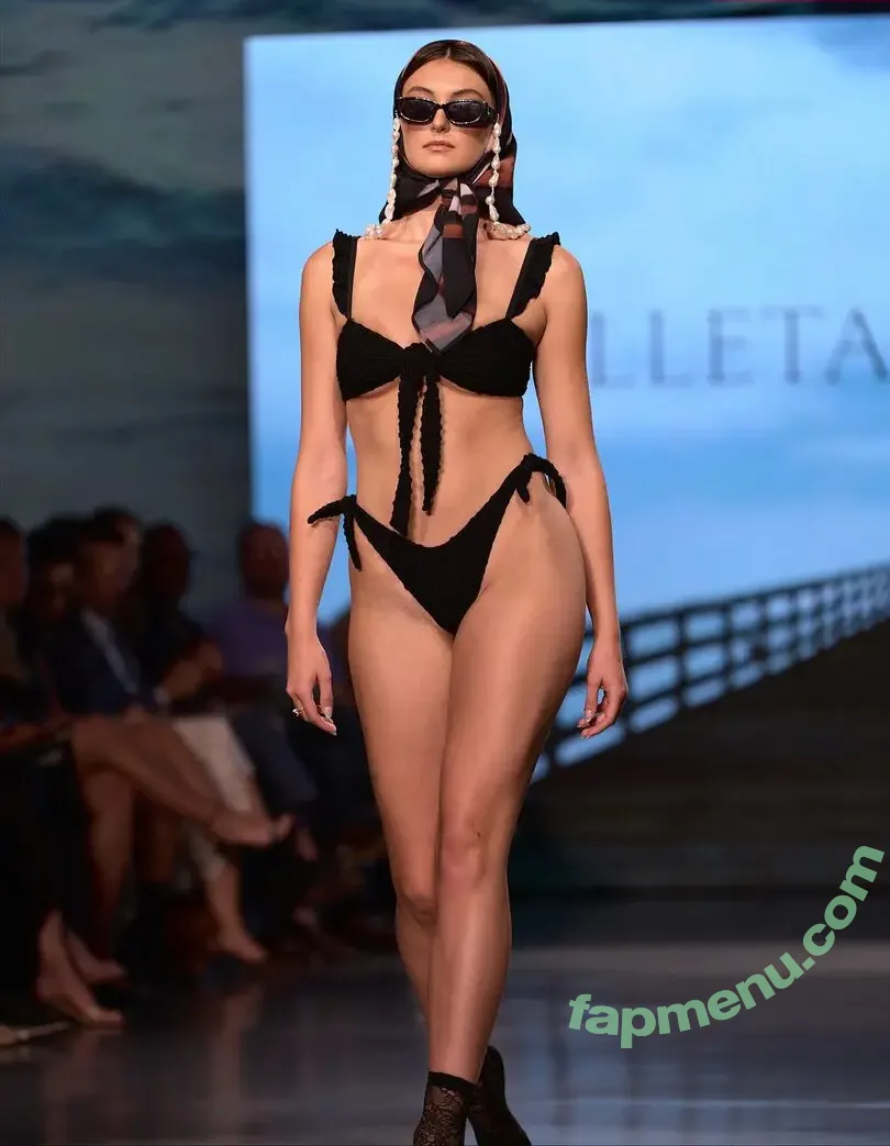 Rachel Michelle nude photo #5294 (Beautyandbrainswithatwist / rachellemichelle)