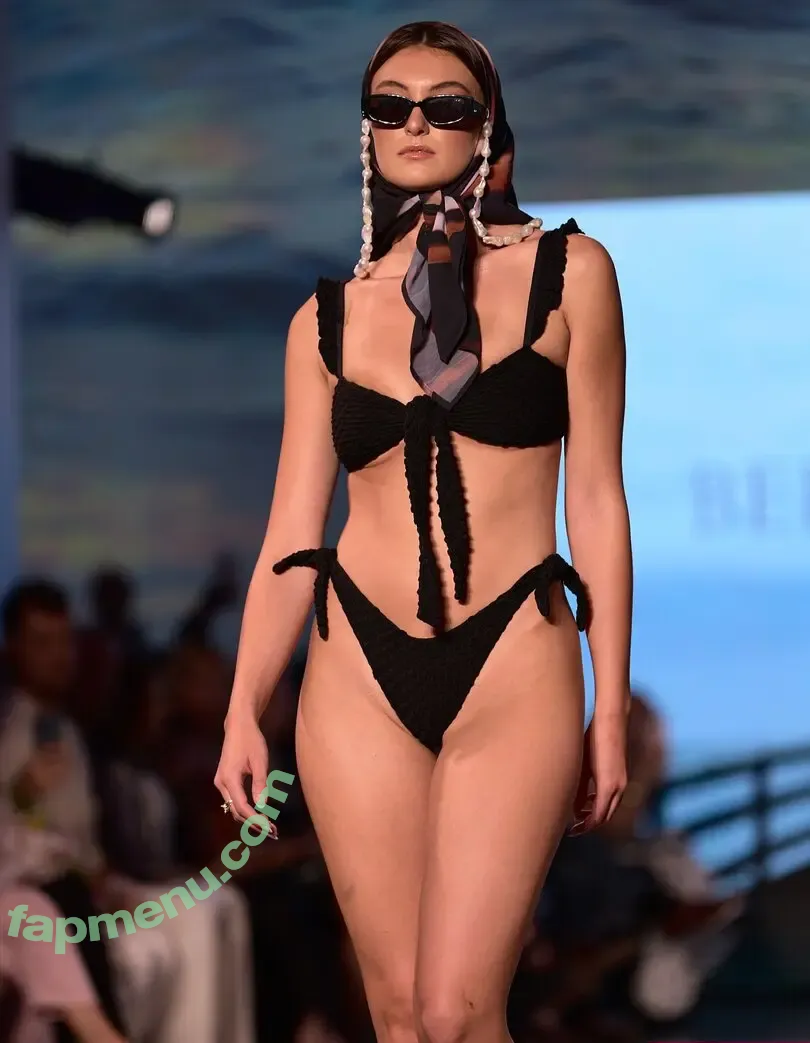 Rachel Michelle nude photo #5295 (Beautyandbrainswithatwist / rachellemichelle)