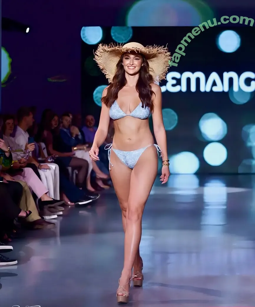 Rachel Michelle nude photo #5334 (Beautyandbrainswithatwist / rachellemichelle)