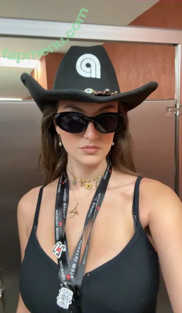 Rachel Michelle nude photo #5338 (Beautyandbrainswithatwist / rachellemichelle)