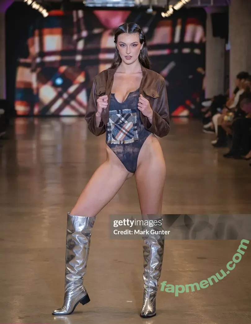 Rachel Michelle nude photo #5380 (Beautyandbrainswithatwist / rachellemichelle)