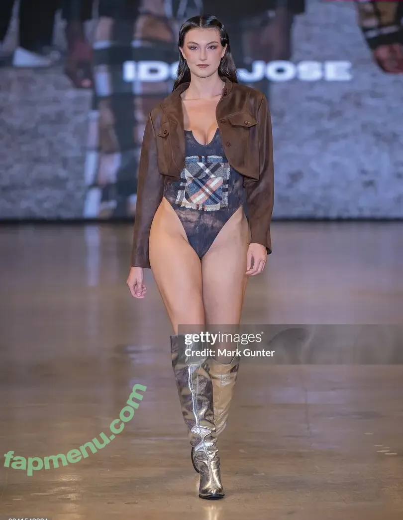 Rachel Michelle nude photo #5381 (Beautyandbrainswithatwist / rachellemichelle)