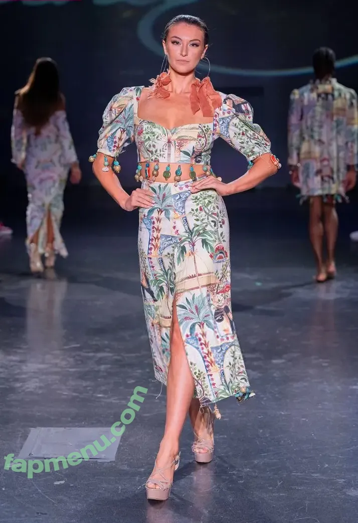 Rachel Michelle nude photo #5402 (Beautyandbrainswithatwist / rachellemichelle)