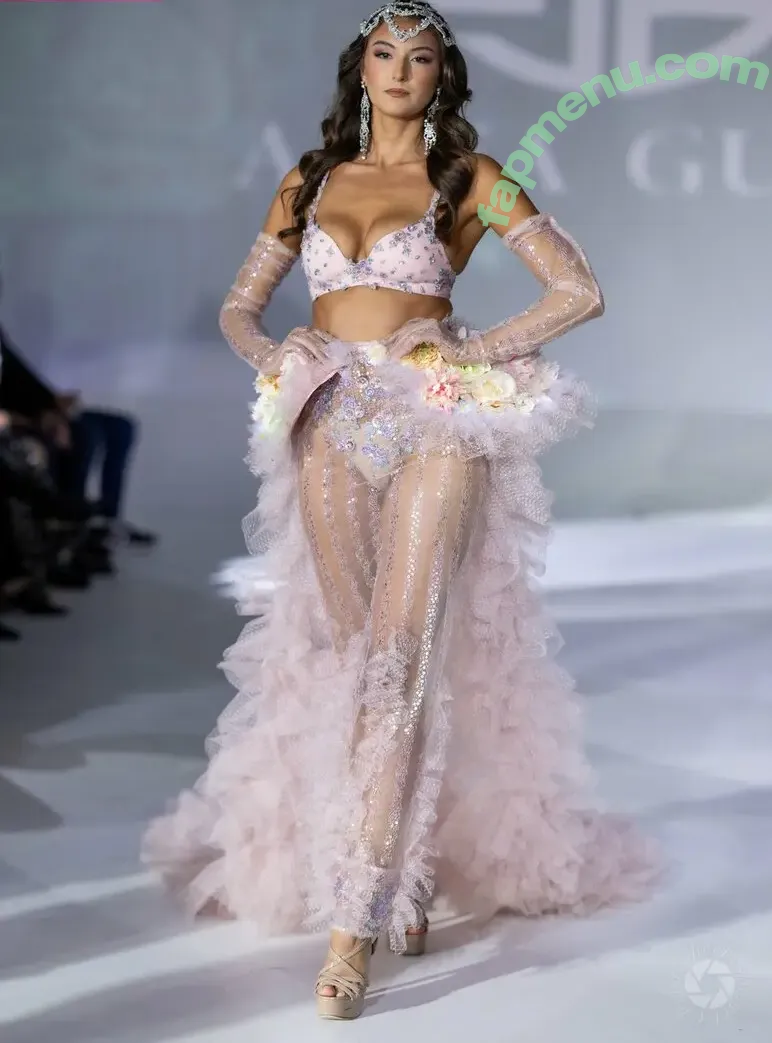 Rachel Michelle nude photo #5704 (Beautyandbrainswithatwist / rachellemichelle)