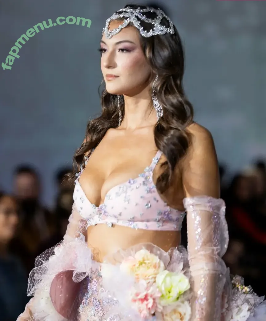 Rachel Michelle nude photo #5705 (Beautyandbrainswithatwist / rachellemichelle)