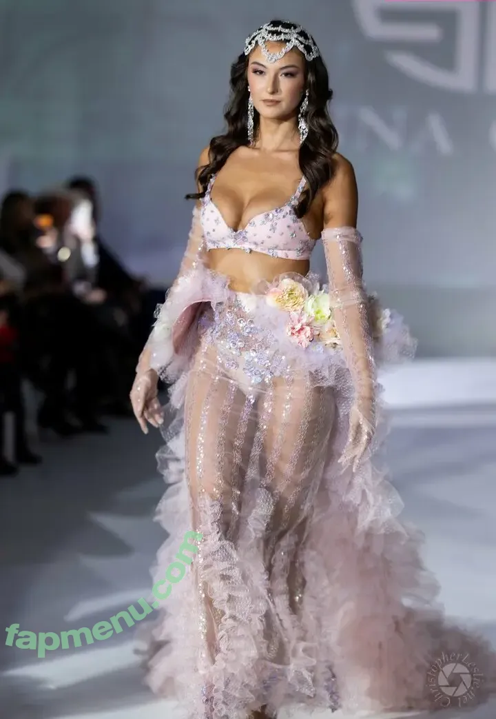 Rachel Michelle nude photo #5706 (Beautyandbrainswithatwist / rachellemichelle)