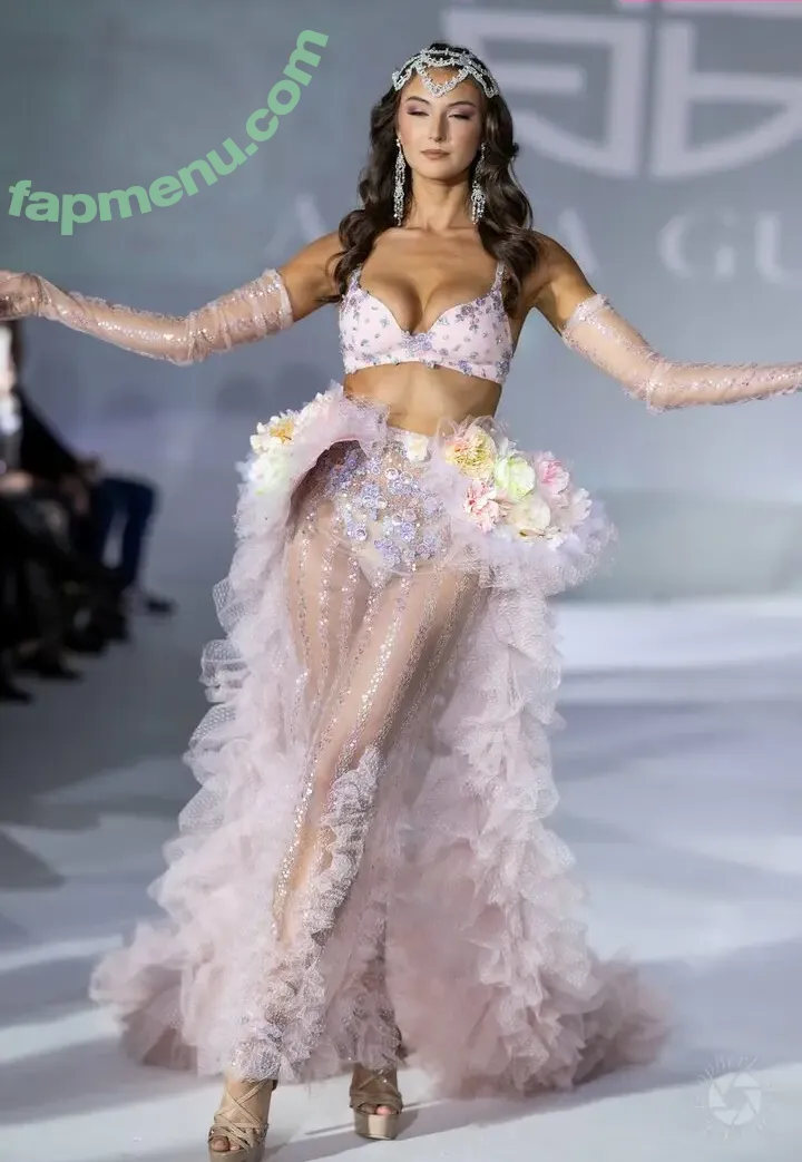 Rachel Michelle nude photo #5708 (Beautyandbrainswithatwist / rachellemichelle)