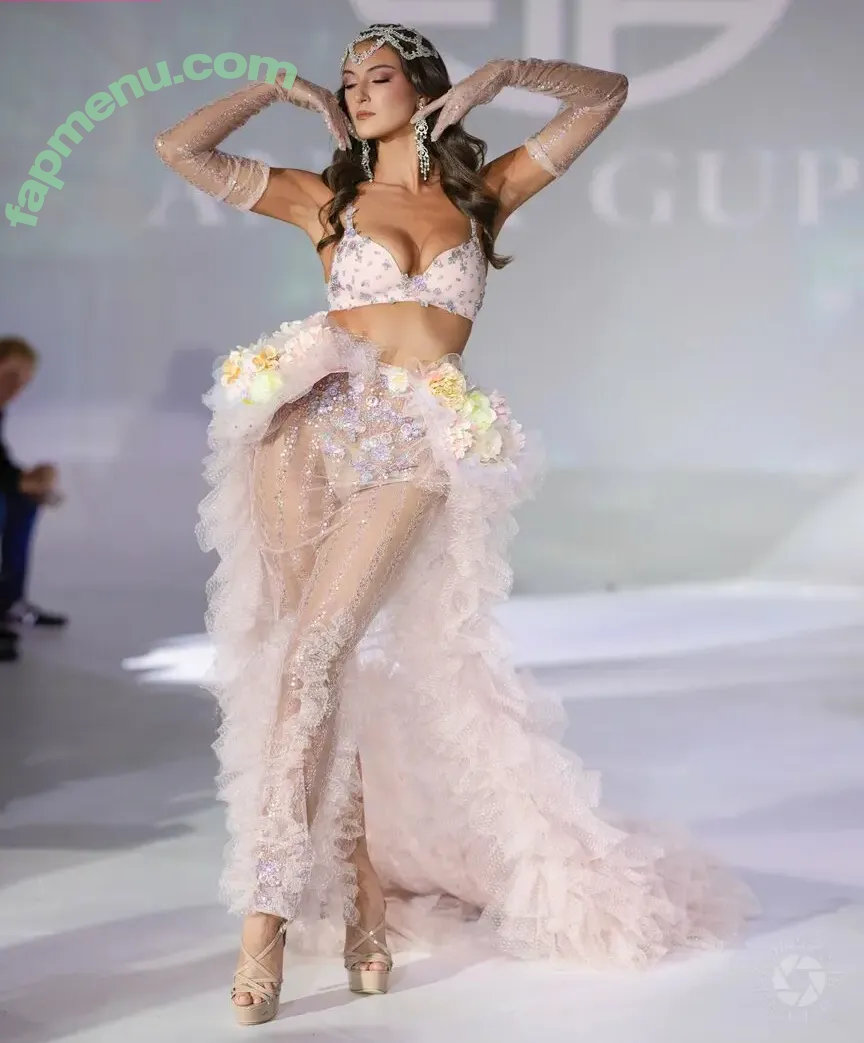 Rachel Michelle nude photo #5711 (Beautyandbrainswithatwist / rachellemichelle)