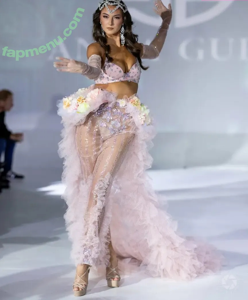 Rachel Michelle nude photo #5712 (Beautyandbrainswithatwist / rachellemichelle)