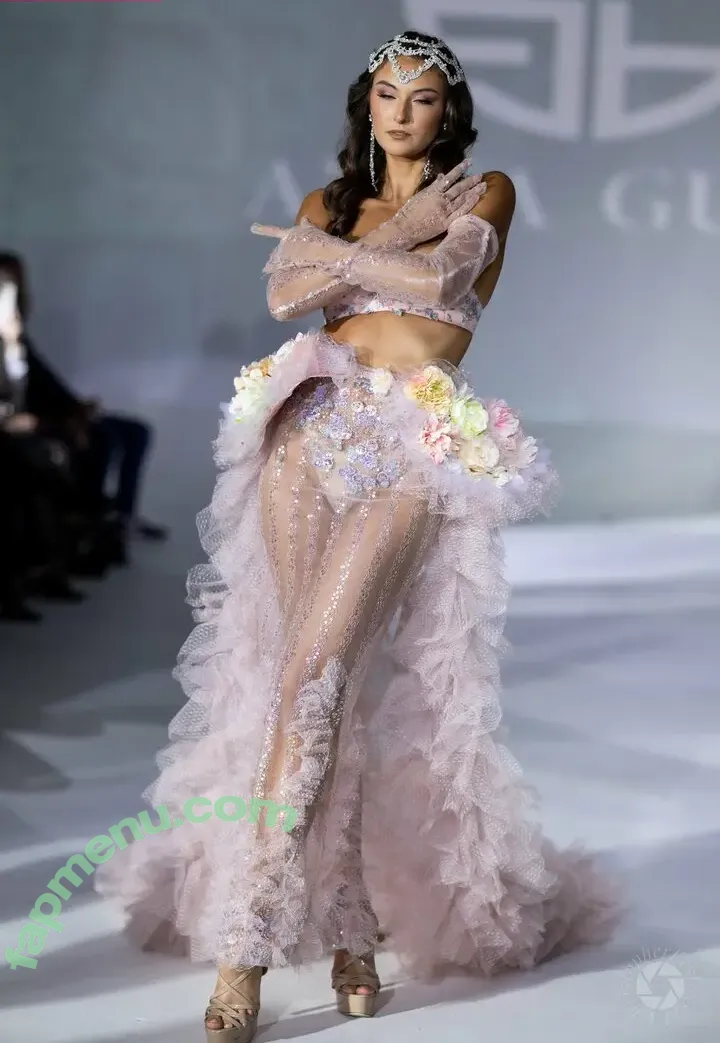 Rachel Michelle nude photo #5714 (Beautyandbrainswithatwist / rachellemichelle)