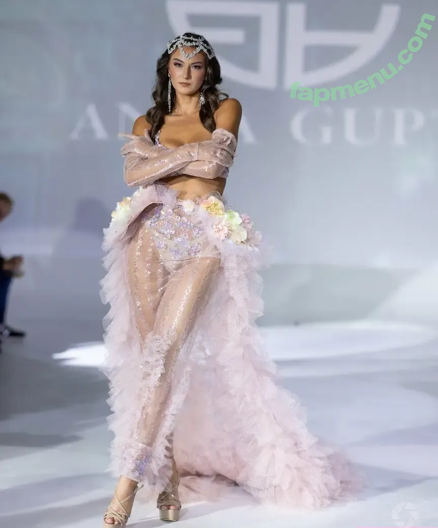 Rachel Michelle nude photo #5715 (Beautyandbrainswithatwist / rachellemichelle)