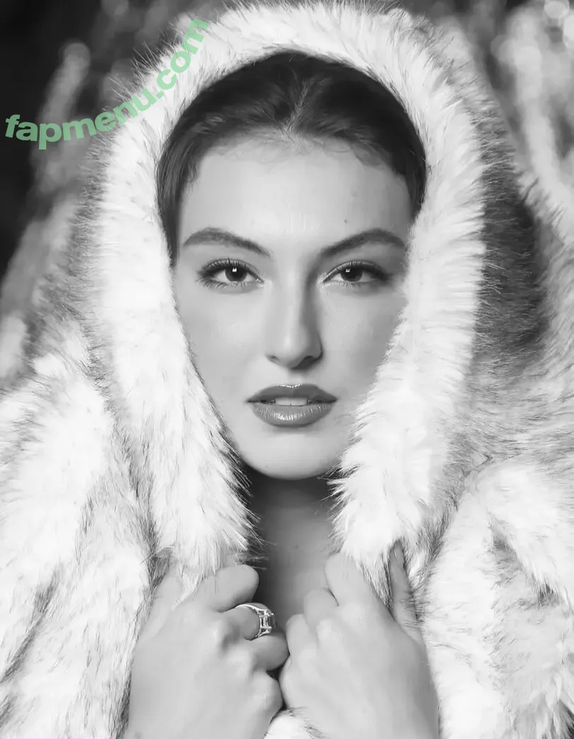 Rachel Michelle nude photo #5729 (Beautyandbrainswithatwist / rachellemichelle)