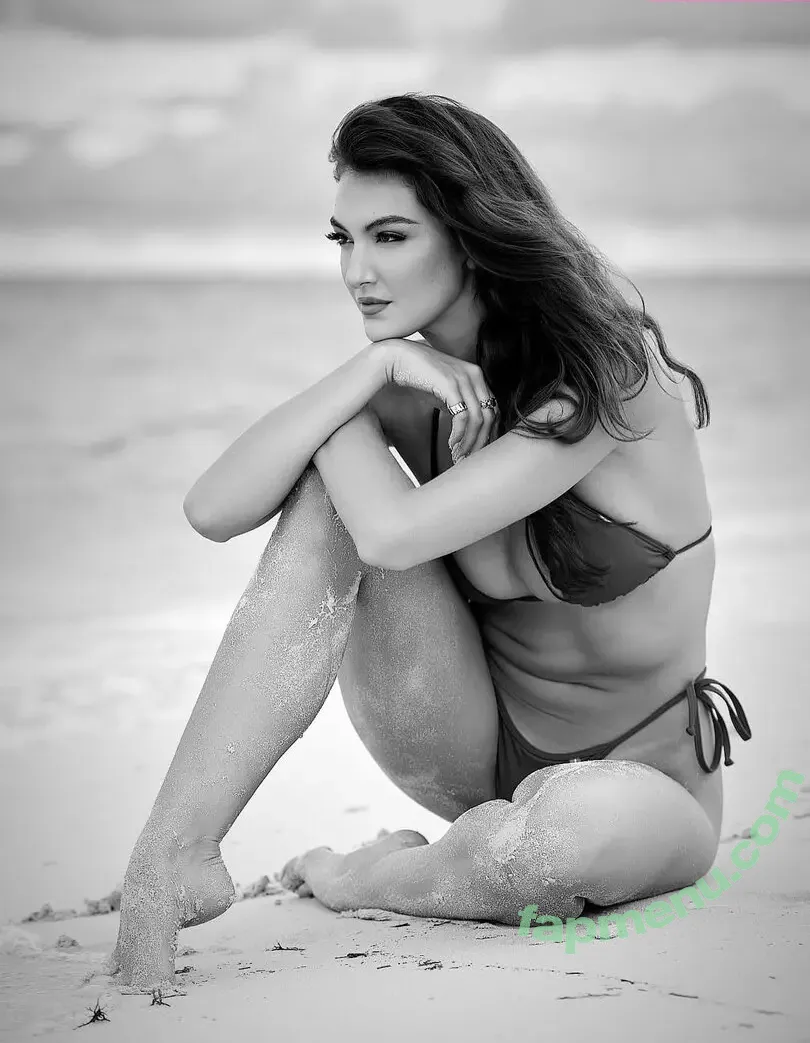 Rachel Michelle nude photo #5732 (Beautyandbrainswithatwist / rachellemichelle)