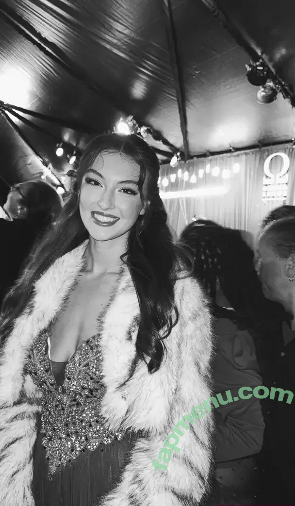 Rachel Michelle nude photo #5743 (Beautyandbrainswithatwist / rachellemichelle)