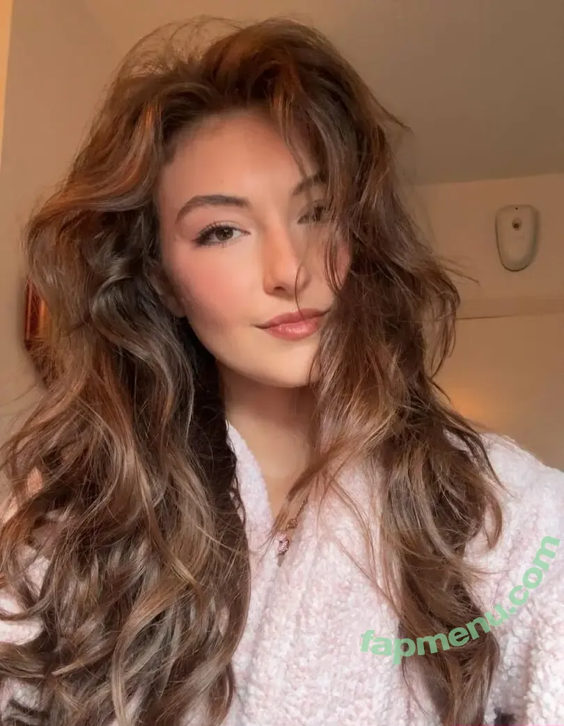 Rachel Michelle nude photo #5772 (Beautyandbrainswithatwist / rachellemichelle)