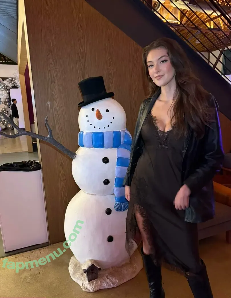 Rachel Michelle nude photo #5800 (Beautyandbrainswithatwist / rachellemichelle)