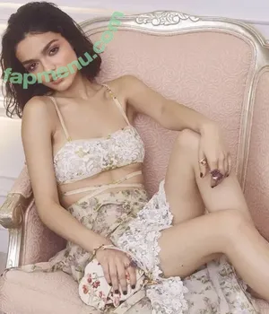 Rachel Zegler / rachelzegler / rachmariexoxo / tommy.dorfman nude photo #2550